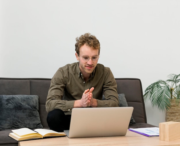 Homem falando com seus colegas de trabalho em uma reunião online