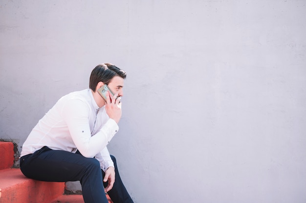 Homem, falando, com, telefone móvel