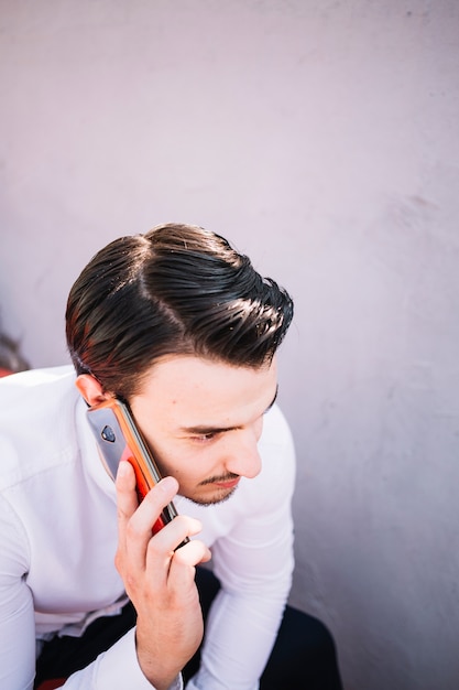 Homem, falando, com, telefone móvel