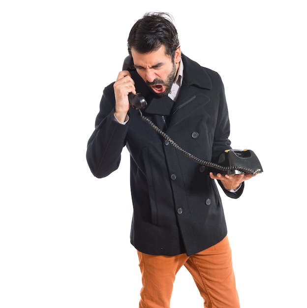 Homem falando com telefone vintage