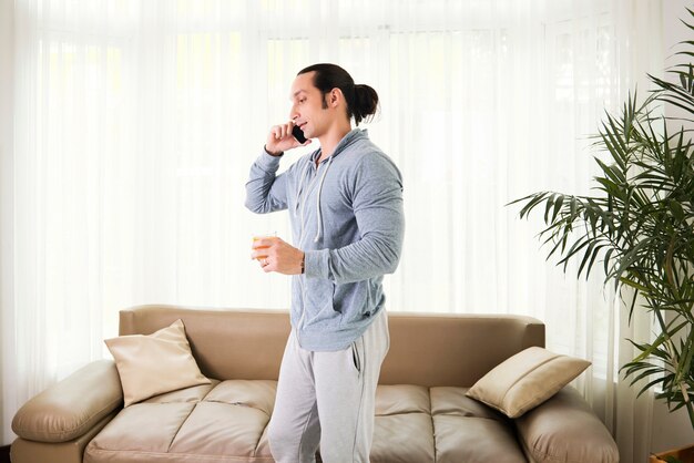 Homem falando no telefone em casa