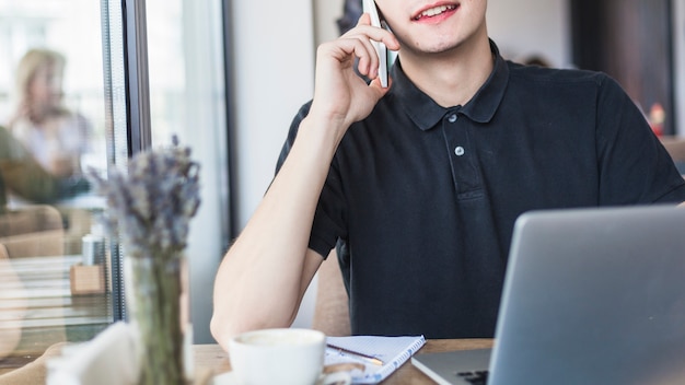 Homem, falando, por, telefone, em, tabela, em, café