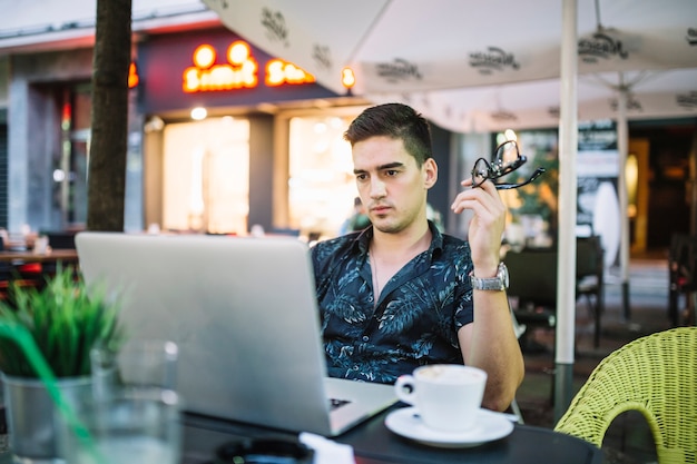 Homem, falando telefone móvel, em, caf�