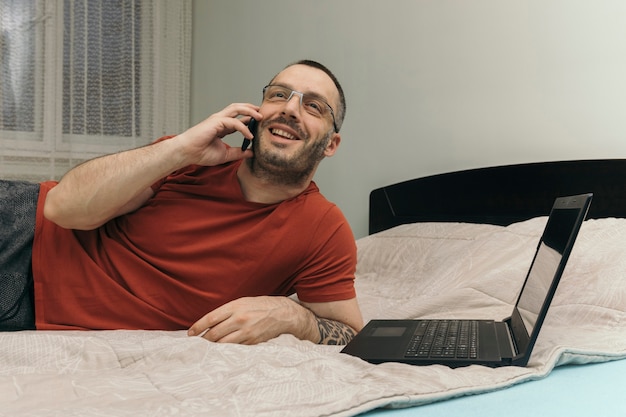 Foto grátis homem, falando, telefone, perto, laptop