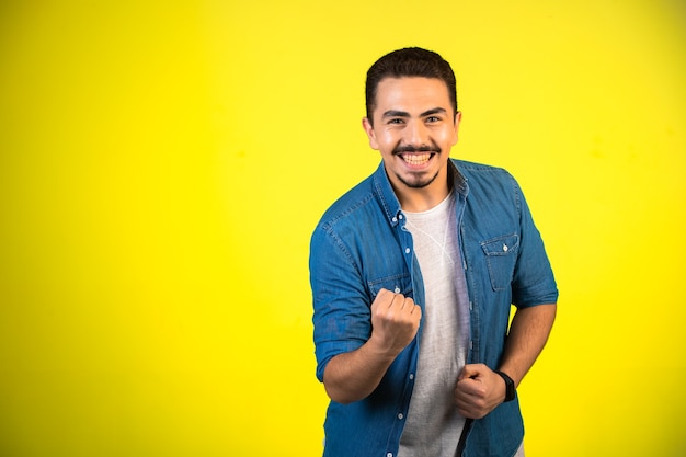 Foto grátis homem fazendo boas maneiras, mostrando sua satisfação.