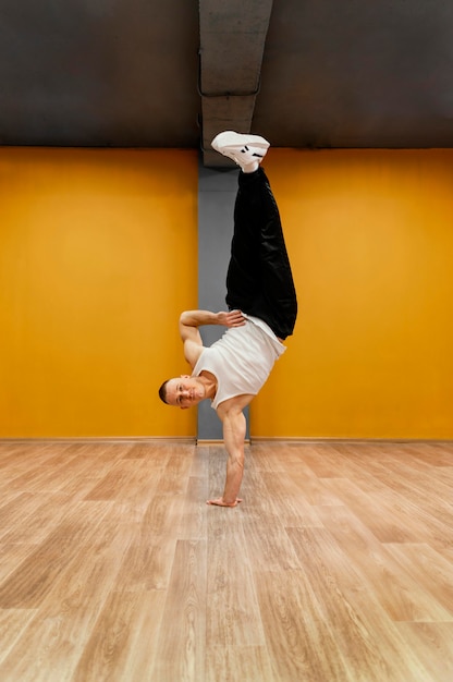 Foto grátis homem fazendo breakdance