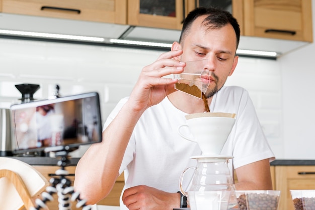 Homem fazendo café na câmera