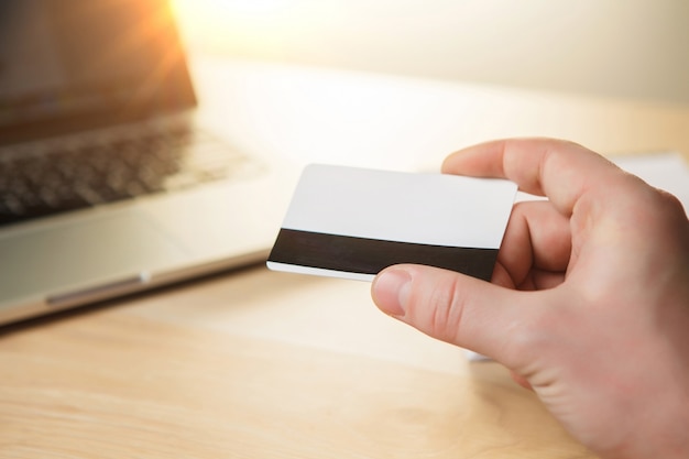 Foto grátis homem fazendo compras on-line com cartão de crédito