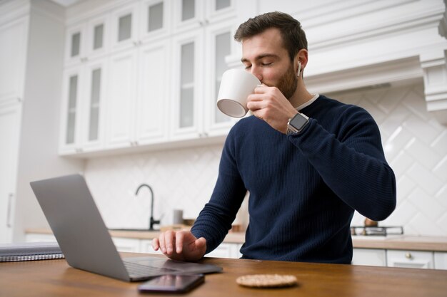 Foto grátis homem fazendo cursos de aprendizagem