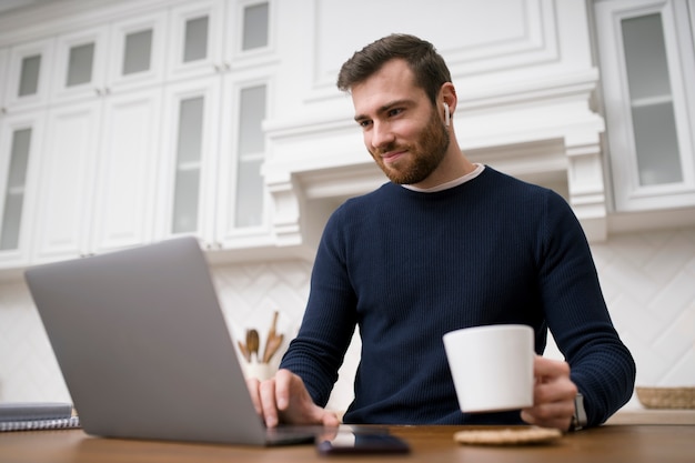 Homem fazendo cursos de aprendizagem