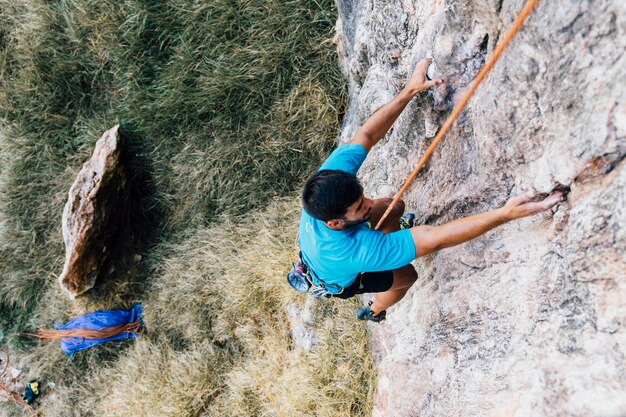 Homem fazendo escalada de corda