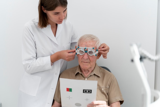 Foto grátis homem fazendo exame de vista em uma clínica de oftalmologia