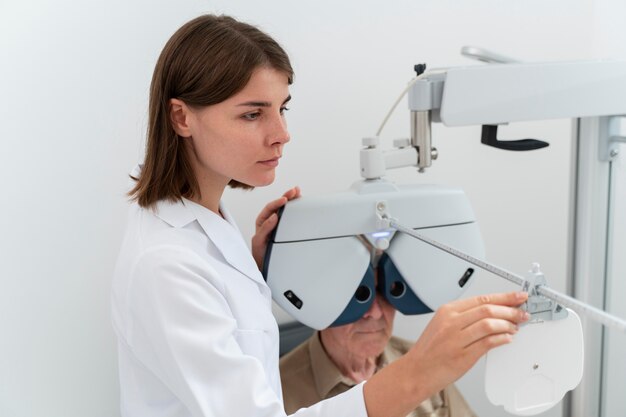 Homem fazendo exame de vista em uma clínica de oftalmologia