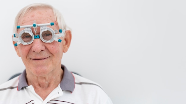 Foto grátis homem fazendo exame de vista