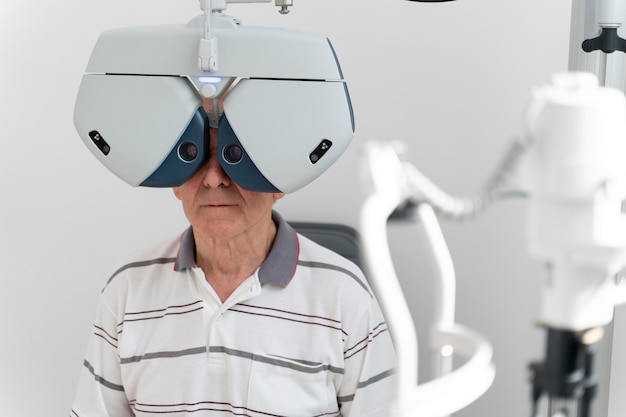 Foto grátis homem fazendo exame oftalmológico