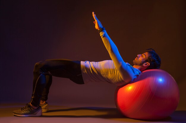 Homem, fazendo, exercícios, ligado, fitball