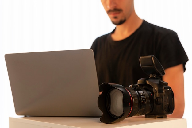 Foto grátis homem fazendo fotografia de produto