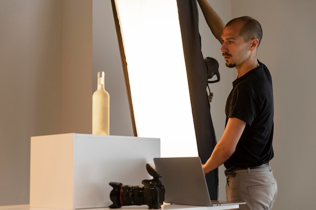 Homem fazendo fotografia de produto