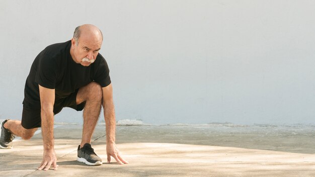 Homem fazendo lunges cópia espaço