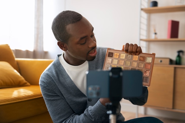 Foto grátis homem fazendo maquiagem dentro de casa