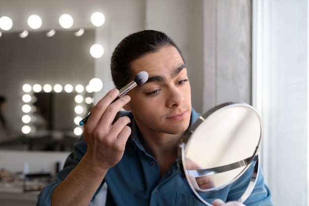 Foto grátis homem fazendo maquiagem