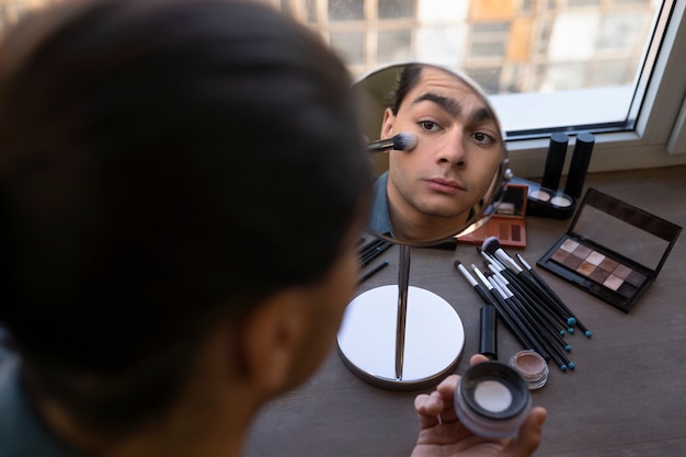 Foto grátis homem fazendo maquiagem