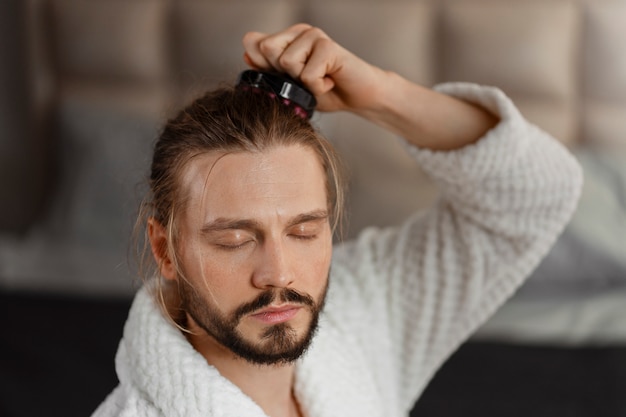 Homem fazendo massagem no couro cabeludo