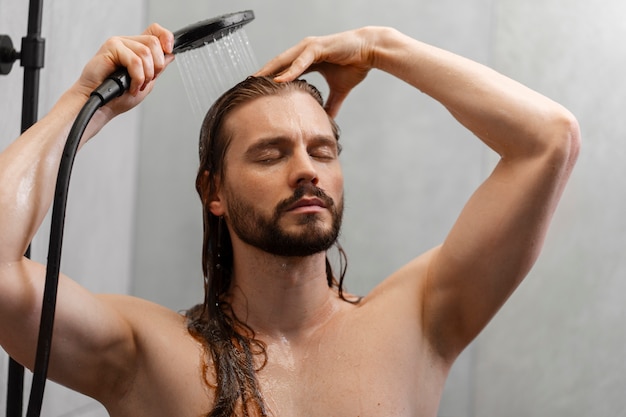 Homem fazendo massagem no couro cabeludo