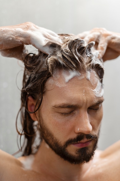 Foto grátis homem fazendo massagem no couro cabeludo