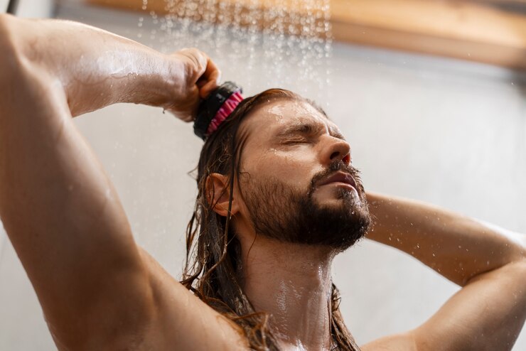 Foto grátis homem fazendo massagem no couro cabeludo