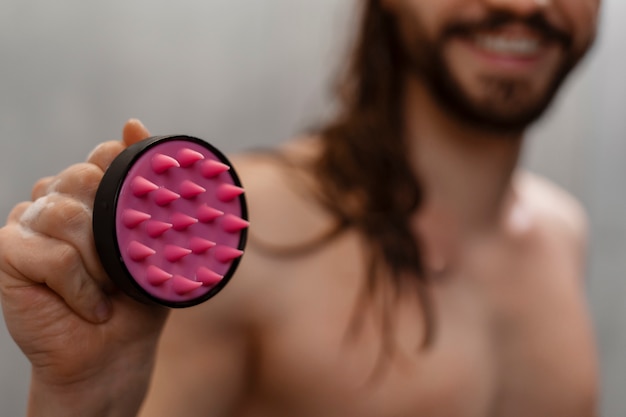 Foto grátis homem fazendo massagem no couro cabeludo