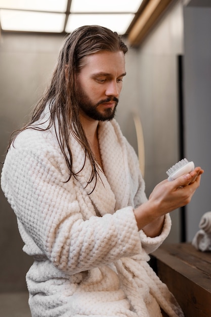 Foto grátis homem fazendo massagem no couro cabeludo