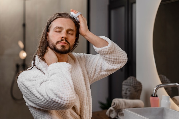 Foto grátis homem fazendo massagem no couro cabeludo