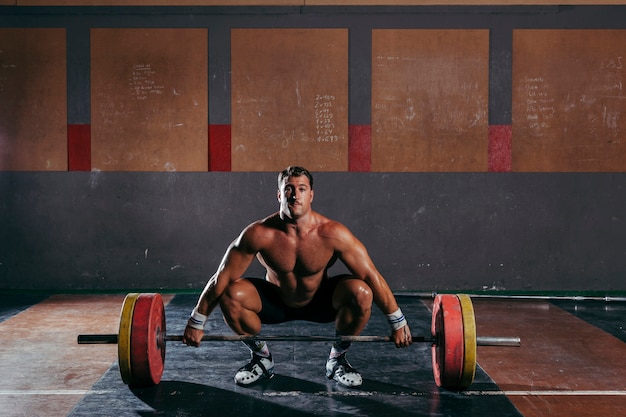 Foto grátis homem fazendo musculação