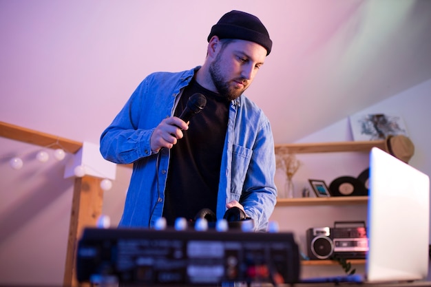 Homem fazendo música no quarto de baixo ângulo