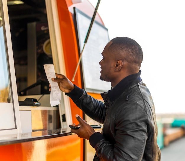 Homem fazendo pedido no food truck