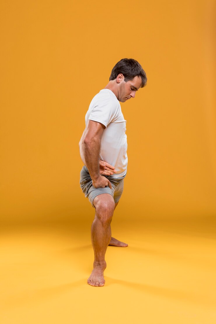Foto grátis homem, fazendo, perna, esticando exercício