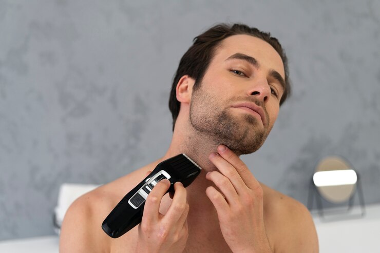 Foto grátis homem fazendo seu ritual de autocuidado