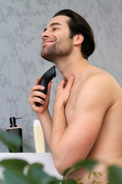 Foto grátis homem fazendo seu ritual de autocuidado