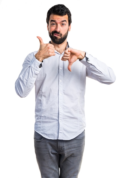 Foto grátis homem fazendo sinal bom-ruim