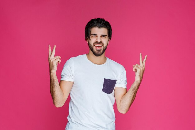 Homem fazendo sinal de mão paz e amizade.