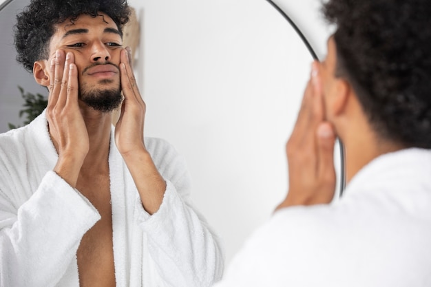 Homem fazendo sua rotina de cuidados com o rosto