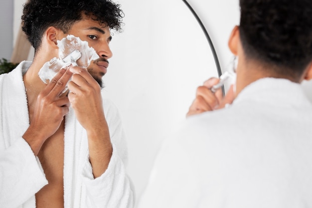 Foto grátis homem fazendo sua rotina de cuidados com o rosto