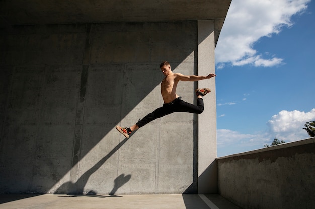 Foto grátis homem fazendo treinamento de parkour