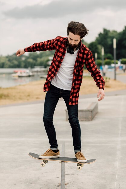 Homem fazendo truques com o skate