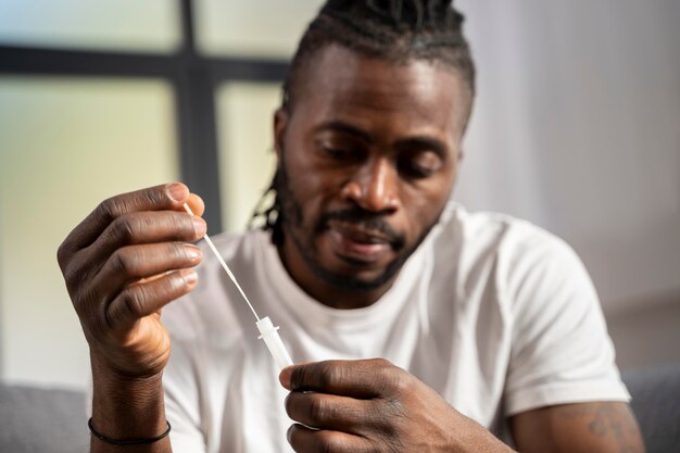 Homem fazendo um teste cobiçoso sozinho em casa