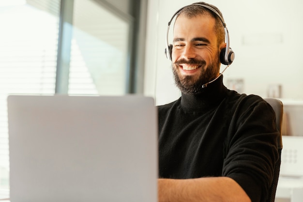 Foto grátis homem fazendo videochamada para o trabalho