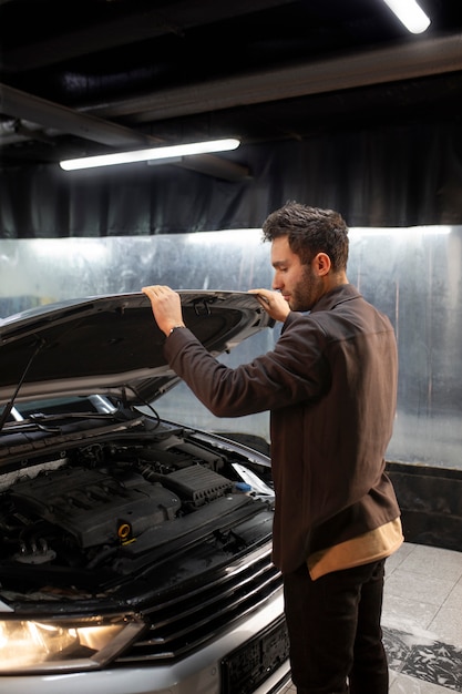 Foto grátis homem fechando o capô do carro