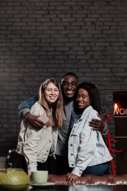 Foto grátis homem feliz, abraçando amigos plano médio