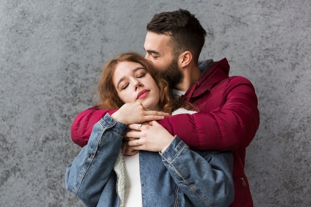 Homem feliz, abraçando sua adorável namorada